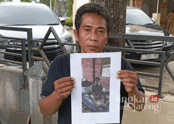 Suparto, anggota JPKP Kabupaten Pekalongan, saat menunjukkan foto kondisi Darsono yang hanya bisa berada di atas tempat tidur pasca operasi patah tulang pada Senin, 30 September 2024. (Fahri Akbar/Lingkarjateng.id)