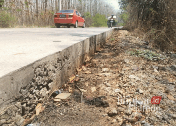 Kondisi bahu jalan (berem) yang ambles di salah satu titik Jalaur Randublatung-Blora. (Hanafi/Lingkarjateng.id)