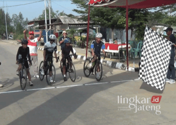 Sejumlah atlet balap sepeda saat mengikuti Porkot Pekalongan 2024 yang digelar di Jalan Wr. Supratman Pasir Kencana, Kota Pekalongan, pada Minggu, 8 September 2024. (Fahri Akbar/Lingkarjateng.id)
