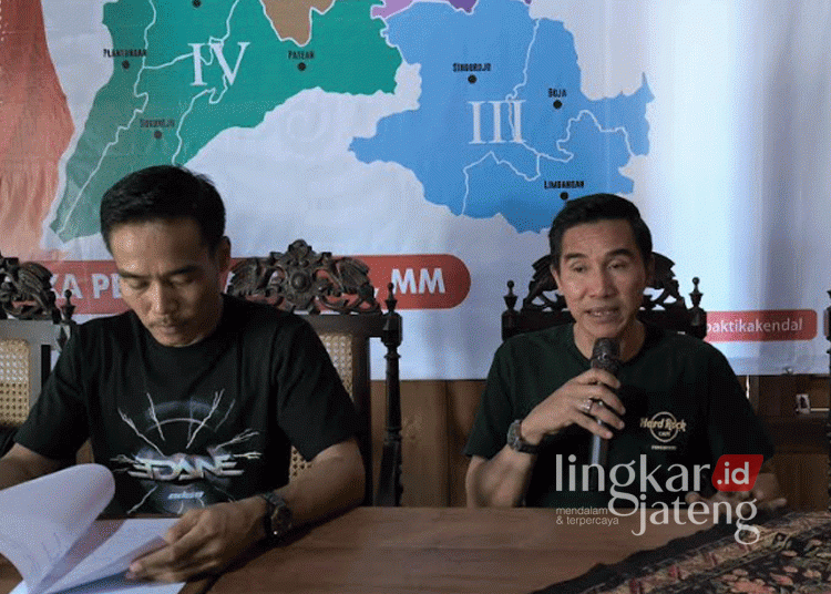 Soal Putusan Bawaslu Kendal Tolak Gugatan Dico-Ali, Ini Tanggapan Benny Karnadi 25 Banny Karnadi (kanan) saat memberi tanggapan terkait putusan Bawaslu Kendal yang menolak gugatan pasangan Dico M. Ganinduto-Ali Nurudin pada Sabtu, 14 September 2024. (Arvian Maulana/Lingkarjateng.id)