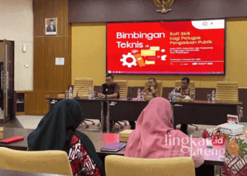 Para petugas layanan pengaduan mengikuti bimbingan teknis peningkatan soft skill yang diselenggarakan oleh Pemkot Pekalongan di Ruang Buketan Setda Kota Pekalongan pad Kamis, 12 September 2024. (Dok. Kominfo Kota Pekalongan/Lingkarjateng.id)