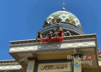 Tragis! Bocah di Jepara Tersengat Listrik Saat Ambil Sarang Burung, Ini Kronologinya 29 TRC BPBD Kabupaten Jepara bersama tim SAR Gabungan saat melakukan proses evakuasi korban yang tersengat listrik saat mengambil sarang burung di Desa Langon RT 10/RW 05, Kecamatan Tahunan, pada Jumat, 13 September 2024. (Tomi Budianto/Lingkarjateng.id)