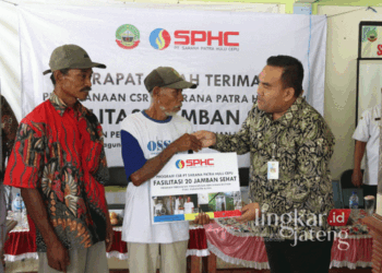 Bupati Blora, Arief Rohman, saat menyerahkan bantuan jamban sehat dari PT Sarana Patra Hulu Cepu (SPHC) secara simbolis ke keluarga kurang mampu pada Rabu, 4 September 2024. (Dok. HMS/Lingkarjateng.id)