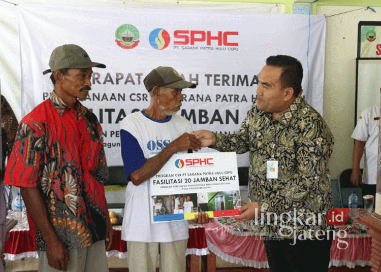 Bupati Blora, Arief Rohman, saat menyerahkan bantuan jamban sehat dari PT Sarana Patra Hulu Cepu (SPHC) secara simbolis ke keluarga kurang mampu pada Rabu, 4 September 2024. (Dok. HMS/Lingkarjateng.id)