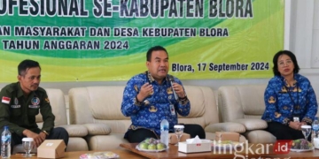 RAKOR: Bupati Blora, Arief Rohman (tengah), memberikan arahan Rakor Tenaga Pendamping Profesional se-Blora pada Selasa, 17 September 2024. (Prokompim Blora/Lingkarjateng.id)
