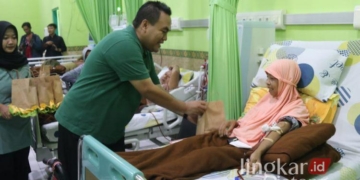 SIMBOLIS: Bupati Blora, Arief Rohman, menyerahkan tali asih kepada salah satu pasien cuci darah di RSUD dr. R. Soetijono Blora, Jumat, 20 September 2024. (Prokompim Blora/Lingkarjateng.id)