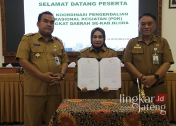 Arief Rohman (kiri) menyerahkan jabatan Bupati Blora sementara waktu ke Wakil Bupati Tri Yuli Setyowati dalam acara Rakor Pengendalian Operasional Kegiatan Kabupaten Blora dan penandatangan pakta integritas Pelaksana Tugas (Plt.) Bupati pada Selasa, 24 September 2024. (Dok. HMS/Lingkarjateng.id)