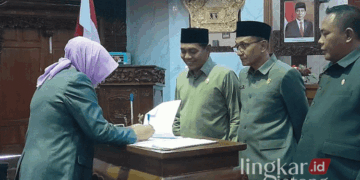 Prosesi penandatanganan bersama Raperda Perubahan APBD Grobogan Tahun Anggaran 2024 antara Bupati Sri Sumarni dengan para pimpinan DPRD setempat pada Senin, 30 September 2024. (Eko Wicaksono/Lingkarjateng.id)
