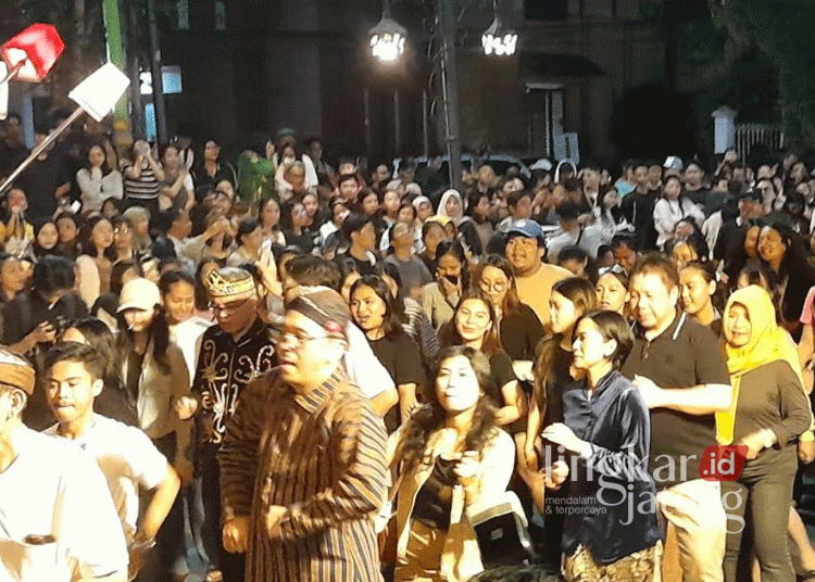 Berpotensi Tarik Wisatawan, Car Free Night Salatiga Diusulkan Jadi Agenda Reguler Tiap Weekend 25 Ratusan orang berjoget bersama di Car Free Night dan Culture Night Carnival OMB UKSW yang digelar di Jalan Diponegoro, Salatiga, pada Sabtu malam, 21 September 2024. (Angga Rosa/Lingkarjateng.id)