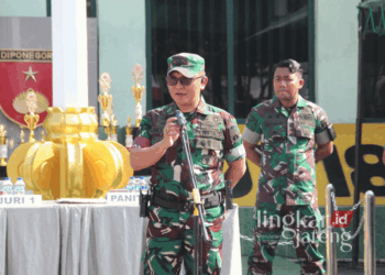 Dandim 0718/Pati Letkol Inf Jon Young Saragi saat membuka lomba PBB dalam rangka HUT Ke-79 TNI dan HUT Ke-74 Kodam IV/Diponegoro pada Rabu, 25 September 2024. (Dok. HMS/Lingkarjateng.id)