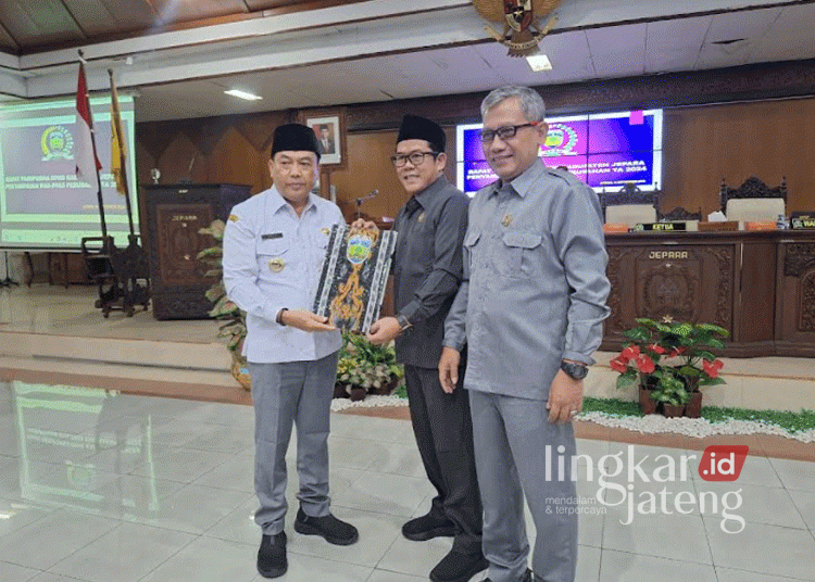 SIMBOLIS: Pj. Bupati Jepara Edy Supriyanta saat menyerahkan rancangan perubahan KUA PPAS tahun 2024 kepada Ketua Sementara DPRD Kabupaten Jepara Agus Sutisna di Ruang Graha Paripurna pada Rabu, 11 September 2024. (Tomi Budianto/Lingkarjateng.id)
