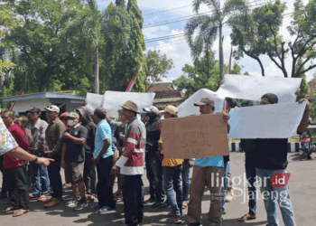 Puluhan warga Desa Kajar, Kecamatan Dawe, Kabupaten Kudus, saat menggelar demonstrasi di Kantor Dinas PUPR Kudus untuk menuntut dilanjutkannya proyek sumur bor pada Selasa, 10 September 2024. (Mohammad Fahtur Rohman/Lingkarjateng.id)