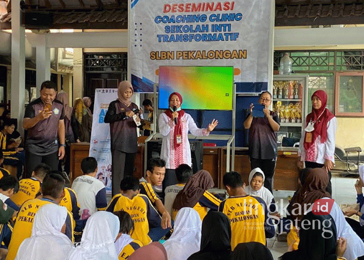 Para siswa berkebutuhan khusus di SLBN Kota Pekalongan mengikuti gerakan aksi bergizi dengan skrining kesehatan dan minum tablet tambah darah yang berlangsung pada Selasa, 3 September 2024. (Dok. Kominfo Kota Pekalongan/Lingkarjateng.id)