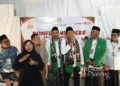 Kades Jakenan yang juga Bakal Calon Wakil Bupati (Bacawabup) Pati dari PPP dan PAN, Novi Eko Yulianto, bersama Bacabup Budiyono dan timnya menyampaikan visi-misinya dalam konferensi pers di KPU Kabupaten Pati pada Kamis malam, 29 Agustus 2024. (Setyo Nugroho/Lingkarjateng.id)