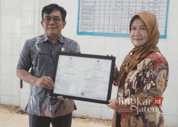 Sekda Kota Pekalongan, Nur Priyantomo, menyerahkan sertifikat halal secara simbolis kepada Kepala Dinperpa Kota Pekalongan, Lili Sulisyawati, di Kantor Dinperpa setempat pada Kamis, 26 September 2024. (Dok. Kominfo Kota Pekalongan/Lingkarjateng.id)