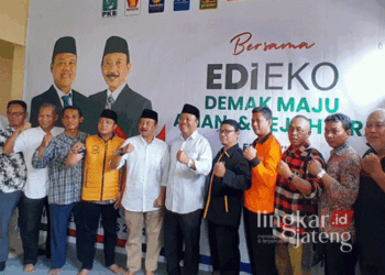 Pasangan Bakal Calon Bupati-Wakil Bupati Demak, Edi Sayudi dan Eko Pringgolaksito saat berfoto dengan sejumlah perwakilan partai pendukung pada Senin, 2 September 2024. (M. Burhanuddin Aslam/Lingkarjateng.id)