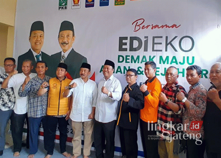 Pasangan Bakal Calon Bupati-Wakil Bupati Demak, Edi Sayudi dan Eko Pringgolaksito saat berfoto dengan sejumlah perwakilan partai pendukung pada Senin, 2 September 2024. (M. Burhanuddin Aslam/Lingkarjateng.id)