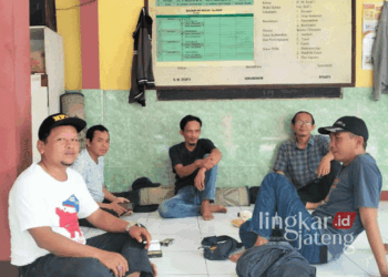 Perwakilan eks karyawan PT Dupantex yang tergabung dalam Serikat Pekerja Nasional (SPN), masih berjaga di lokasi pabrik untuk mengamankan aset pada Senin, 16 September 2024. (Fahri Akbar/Lingkarjateng.id)