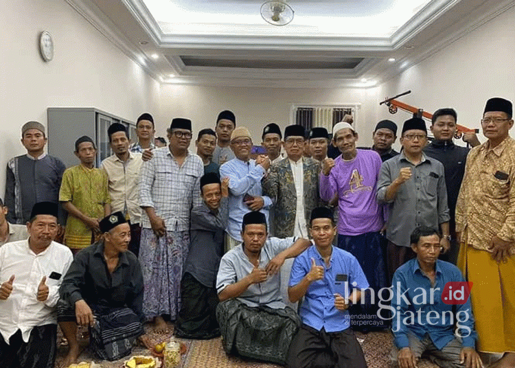 Bakal Calon Bupati Batang, Fauzi Fallas, saat bersilaturahmi dengan Jemaah Rifaiyah Batang, belum lama ini. (Dok. HMS/Lingkarjateng.id)