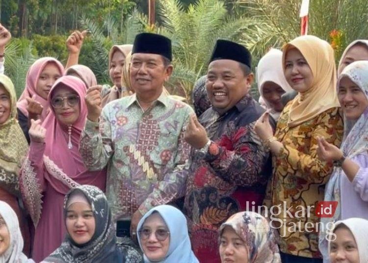 BERPOSE: Pasangan peserta Pilbup Batang 2024, Fauzi Fallas (berbatik hijau) dan Ahmad Ridwan (berbatik merah) foto bersama HIMPAUDI se-Kabupaten Batang belum lama ini. (Lingkarjateng.id)