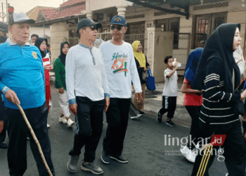 ANTUSIAS: Bakal Calon Bupati Batang, Fauzi Fallas,mengikuti kegiatan jalan sehat dan senam pagi dalam rangka peringatan Hari Lahir (Harlah) ke-24 Koperasi Simpan Pinjam Nahdlatul Ulama (KOPSIM NU) di Gedung PCNU Kabupaten Batang pada Minggu, 1 September 2024. (Dok. HMS/Lingkarjateng.id)