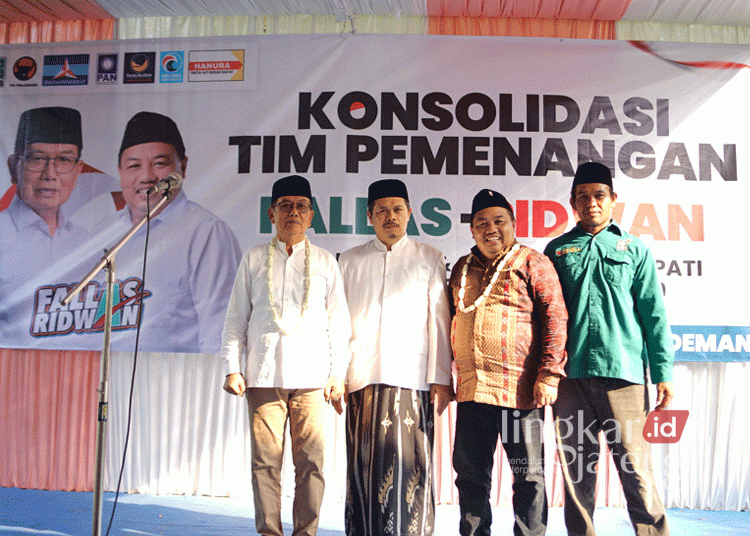 Fauzi Fallas Siap Hidupkan Kembali Persibat Demi Kejayaan Sepak Bola Batang 25 Fauzi Fallas dan Ahmad Ridwan saat menghadiri acara konsolidasi tim pemenangan Fallas-Ridwan di Batang, pada Minggu, 22 September 2024. (Dok. HMS/Lingkarjateng.id)