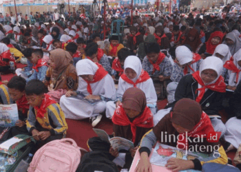 MEMBACA: Ribuan pelajar antusias mengikuti "Gerakan Ayo Membaca" untuk menyemarakkan Festival Literasi 2024, di Lapangan Mataram, Kota Pekalongan, pada Kamis, 5 September 2024. (Dok. Kominfo Kota Pekalongan/Lingkarjateng.id)