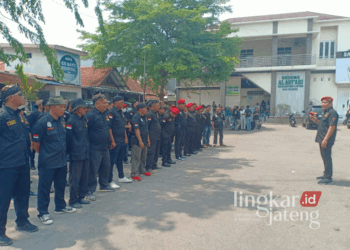 DPC GRIB Jaya Kendal saat akan menghadiri Pelantikan DPD GRIB Jaya Jateng di Semarang pada Minggu, 22 September 2024. (Unggul Priambodo/Lingkarjateng.id)