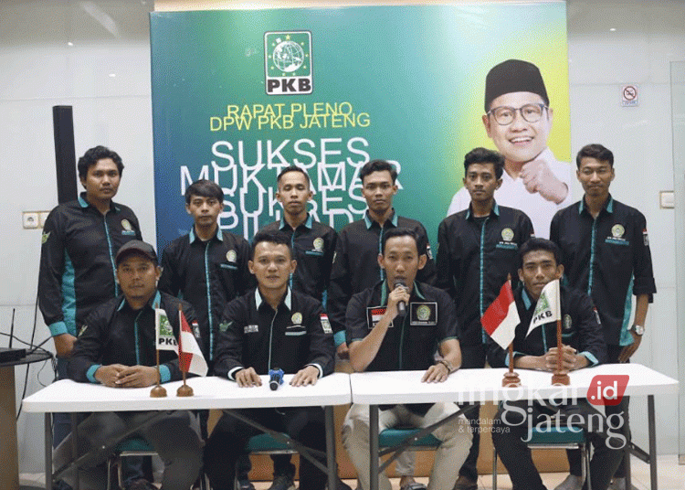 Tolak Muktamar PKB Tandingan, Garda Bangsa Jateng: Kami Patuh Instruksi Partai 25 Kholid Abdillah bersama anggota Garda Bangsa Jateng saat berdeklarasi menolak Muktamar PKB tandingan di Semarang pada Minggu, 1 September 2024. (Dok. Pribadi/Lingkarjateng.id)