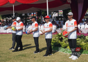 Wali Kota Pekalongan, Afzan Arslan Djunaid (dua dari kanan), menghadiri peringatan Hari Olahraga Nasional (Haornas) ke-41 tingkat Provinsi Jawa Tengah di Alun-Alun Kota Pekalongan pada Senin, 9 September 2024. (Dok. Kominfo Kota Pekalongan/Lingkarjateng.id)
