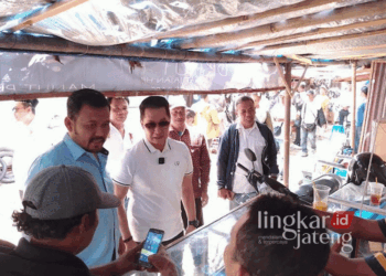 Bakal Calon Bupati Kudus, Hartopo (kaos putih), dan Ketua DPC Gerindra Kudus, Sulistiyo Utomo (kemeja biru), saat mengunjungi beberapa pedagang di Pasar Babe (Barang Bekas), Kudus, pada Sabtu, 14 September 2024. (Lingkar Network | Mohammad Fahtur Rohman - Lingkarjateng.id)