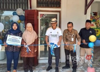 DKP Kendal Resmikan Koperasi "Upik Ngrejekeni Bersama" 31 SIMBOLIS: Sekda Kendal, Sugiono (bertopi), meresmikan Unit Pengolahan Ikan (UPI) Koperasi Pemasaran "Upik Ngrejekeni Bersama" di Poklahsar Mina Bangun Mandiri, Kecamatan Kaliwungu, Kabupaten Kendal pada Jumat, 6 September 2024. (Arvian Maulana/Lingkarjateng.id)