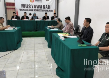 Musyawarah penyelesaian sengketa Pilkada 2024 dengan agenda pembacaan tanggapan pihak terkait dan pengesahan alat bukti, yang digelar di ruang Gakkumdu Bawaslu Kendal, Sabtu, 7 September 2024. (Arvian Maulana/Lingkarjateng.id)