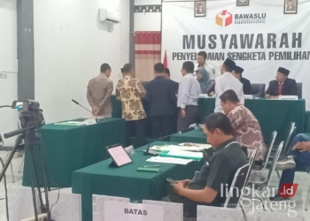 Suasana musyawarah terbuka saat memperlihatkan barang bukti yang akan digunakan besok Minggu. (Arvian Maulana/Lingkarjateng.id)