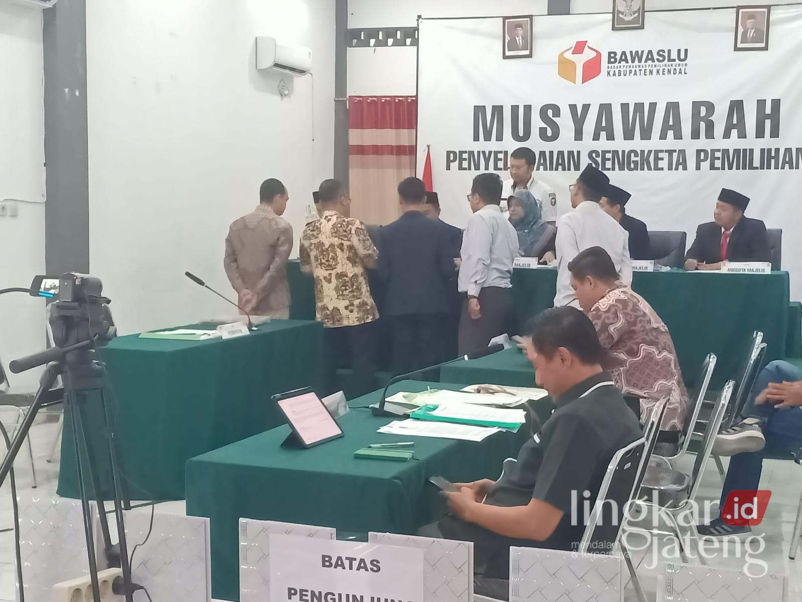 Musyawarah Terbuka Gugatan Sengketa Pilkada Kendal Berlanjut, Benny Sebut Dico-Ali Tak Miliki Legal Standing 25 Suasana musyawarah terbuka saat memperlihatkan barang bukti yang akan digunakan besok Minggu. (Arvian Maulana/Lingkarjateng.id)