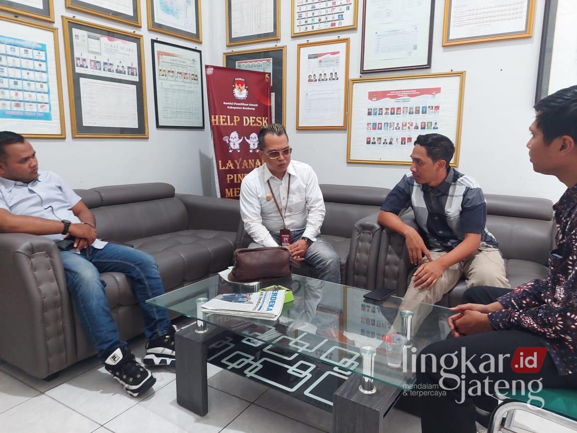 Tim Hukum Harmonis Siap Kawal Proses Perlengkapan Persyaratan Paslon di KPU Rembang 25 Tim hukum Harmonis saat mendatangi KPU Rembang. (Dok. Lingkarjateng.id)