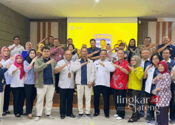 Peserta kegiatan Forum Komunikasi Publik (FKP) yang diselenggarakan Kantor Pelayanan Pajak (KPP) Pratama Pati berfoto bersama di aula kantor setempat pada Rabu, 4 September 2024. (Dok. HMS/Lingkarjateng.id)