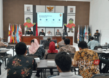 KPU Demak saat menggelar rapat koordinasi persiapan tahapan kampanye dan dana kampanye Pilkada 2024 di aula kantor setempat pada Kamis, 19 September 2024. (M. Burhanuddin Aslam/Lingkarjateng.id)