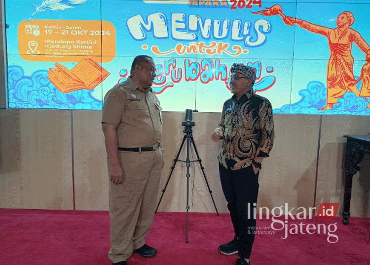 Jepara akan Jadi Tuan Rumah Perpusnas Writers Festival 2024, Ini Jadwalnya! 25 Plt. Kepala Dinas Kearsipan dan Perpustakaan Jepara, Hadi Sarwoko (kiri), bersama Pemimpin Redaksi Perpusnas Press, Edy Wiyono (kanan), dalam konferensi pers di Ruang Command Center pada Senin, 30 September 2024. (Muhammad Aminudin/Lingkarjateng.id)