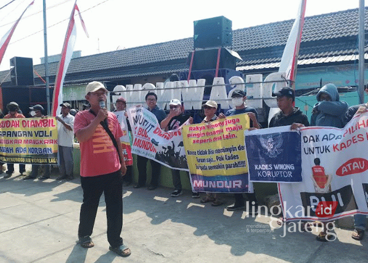 DEMONSTRASI: Puluhan warga Desa/Kecamatan Winong, Kabupaten Pati, menggelar unjuk rasa untuk menuntut Kades Ujok Budiyanto mundur dari jabatan kepala desa setempat pada Senin, 2 September 2024. (Arif Febriyanto/Lingkarjateng.id)