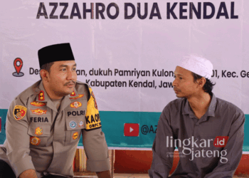 Jaga Kamtibmas Jelang Pilkada, Kapolres Kendal Sowan ke Pengasuh Ponpes Azzahro 2 29 Kapolres Kendal, AKBP Feria Kurniawan, saat berbincang dengan Pengasuh Ponpes Azzahro 2, KH. M. Ulil Albab yang akrab disapa Gus Albab, di pondok pesantren setempat pada Rabu, 4 September 2024. (Dok. HMS/Lingkarjateng.id)