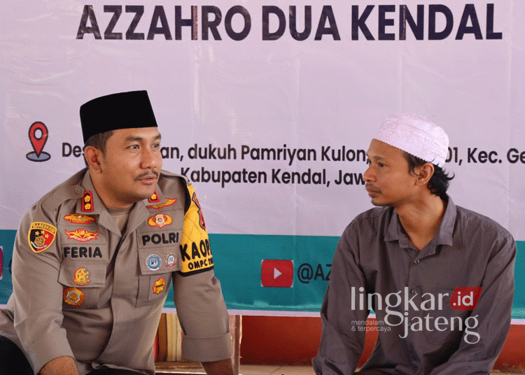 Kapolres Kendal, AKBP Feria Kurniawan, saat berbincang dengan Pengasuh Ponpes Azzahro 2, KH. M. Ulil Albab yang akrab disapa Gus Albab, di pondok pesantren setempat pada Rabu, 4 September 2024. (Dok. HMS/Lingkarjateng.id)