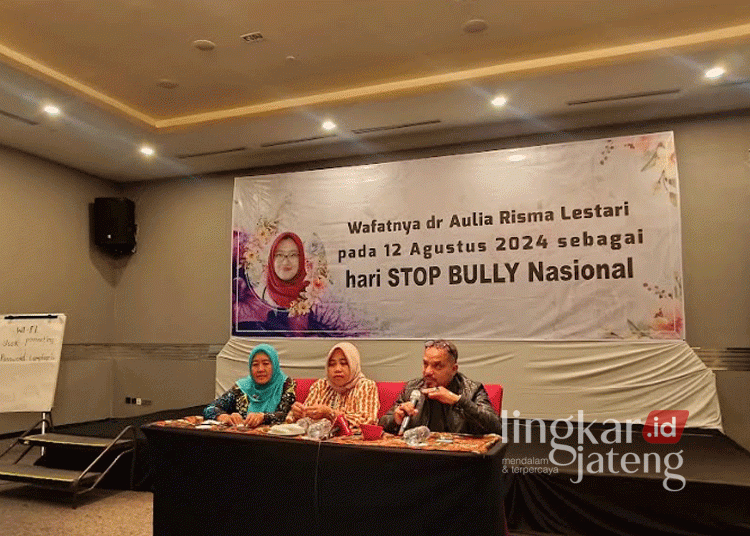 Keluarga almarhumah dr. Aulia Risma didampingi kuasa hukumnya saat memberikan keterangan pers di Semarang pada Rabu malam, 18 September 2024. (Rizky Syahrul Al-Fath/Lingkarjateng.id)