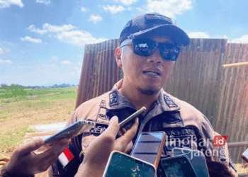 Kepala Kejaksaan Negeri Kudus, Henriyadi W. Putro, saat diwawancarai di lokasi proyek Sentra Industri Hasil Tembakau (SIHT), Kecamatan Jekulo, Kabupaten Kudus, pada Kamis, 12 September 2024. (Mohammad Fahtur Rohman/Lingkarjateng.id)