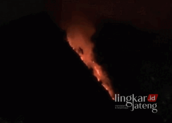 Penampakan api yang membakar lereng Gunung Telomoyo pada Rabu, 18 September 2024, sekitar pukul 17.30 WIB. (Hesty Imaniar/Lingkarjateng.id)