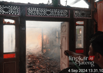 Breaking News! Bangunan di Ponpes Al-Musthofa Kendal Kebakaran, Ini Penyebabnya 27 Proses pemadaman api yang membakar sebuah bangunan di lingkungan Pondok Pesantren (Ponpes) Al-Musthofa di Desa Pandes RT 01/ RW 02, Kecamatan Cepiring, Kabupaten Kendal, pada Rabu, 4 September 2024. (Dok. Pribadi/Lingkarjateng.id)