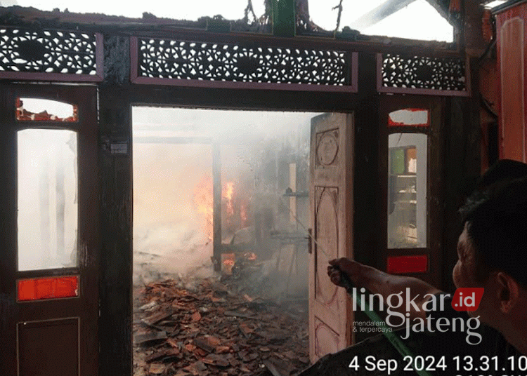Proses pemadaman api yang membakar sebuah bangunan di lingkungan Pondok Pesantren (Ponpes) Al-Musthofa di Desa Pandes RT 01/ RW 02, Kecamatan Cepiring, Kabupaten Kendal, pada Rabu, 4 September 2024. (Dok. Pribadi/Lingkarjateng.id)