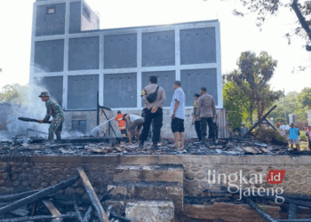 Tim Damkar Pati saat melakukan pendinginan usai api membakar sebuah rumah kayu di Desa Bulungan, Kecamatan Tayu, pada Rabu, 11 September 2024. (Dok. Satpol PP dan Damkar Pati/Lingkarjateng.id)