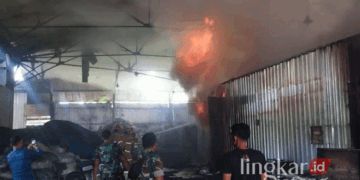 Petugas pemadam kebakaran melakukan penyiraman pada titik-titik sumber api yang telah melalap tempat produksi aranb briket di Kelurahan/Kecamatan Wirosari, Kabupaten Grobogan, pada Senin, 9 September 2024. (Dok. Damkar Grobogan/Lingkarjateng.id)