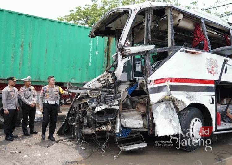 6 Orang Tewas, Ini Kronologi Kecelakaan Maut Bus dan 2 Truk di Jalan Pantura Pati 25 Dirlantas Polda Jateng Kombes Pol Sonny Irawan meninjau lokasi kecelakaan yang melibatkan bus dan dua truk tronton di Kecamatan Batangan, Kabupaten Pati, Jawa Tengah, pada Senin, 23 September 2024. (Antara/Lingkarjateng.id)